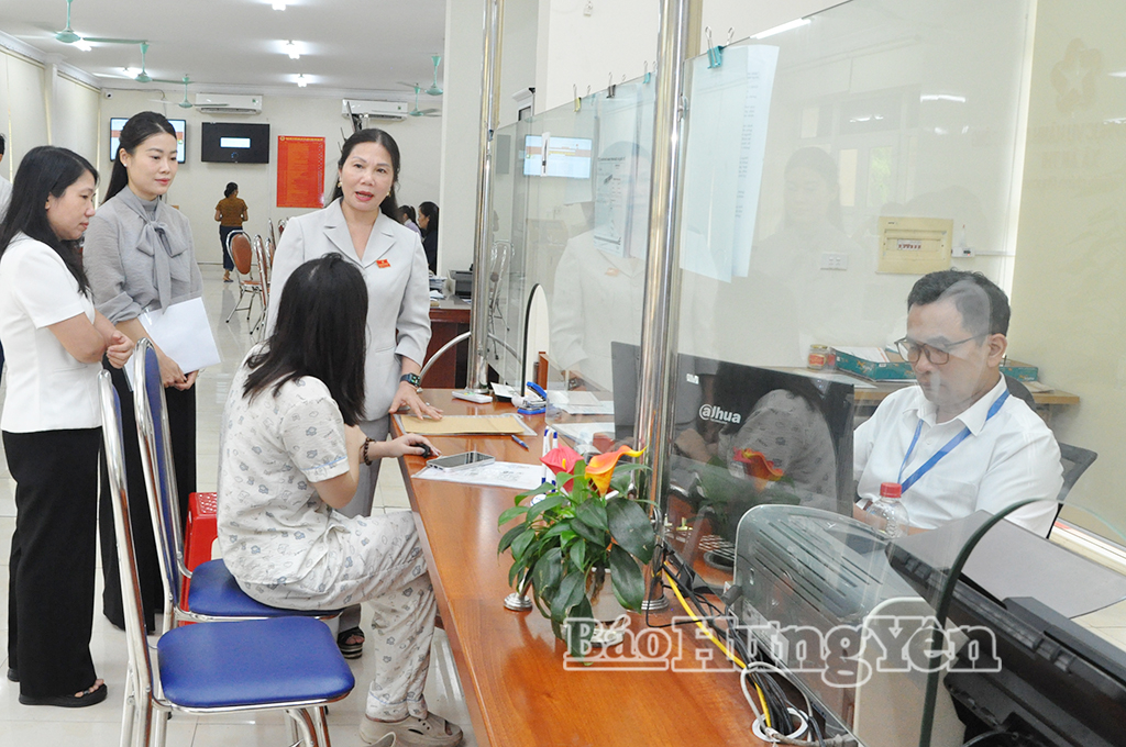 Đồng chí Trần Thị Tuyết Hương, Phó Chủ tịch HĐND tỉnh và các đại biểu khảo sát tại Trung tâm Phục vụ hành chính công xã Ân Thi.