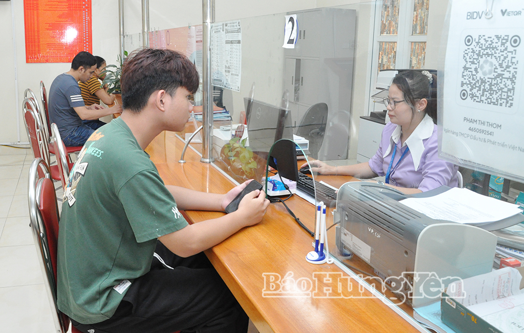 Người dân đến giải quyết các thủ tục hành chính tại Trung tâm Phục vụ hành chính công xã Ân Thi.