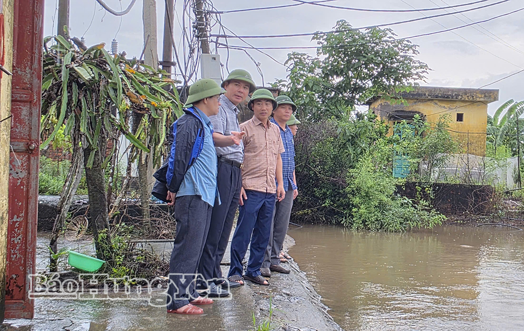 Đồng chí Phó Chủ tịch Thường trực UBND tỉnh Nguyễn Lê Huy kiểm tra công tác vận hành Trạm bơm Cự Lâm, xã Vạn Xuân.