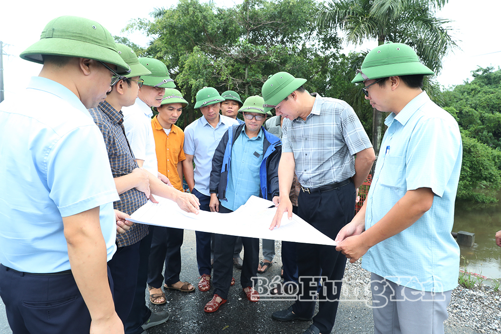 Đồng chí Phó Chủ tịch Thường trực UBND tỉnh Nguyễn Lê Huy kiểm tra vận hành cống Nhân Thanh và công tác tiêu úng các phường phía Nam tỉnh.