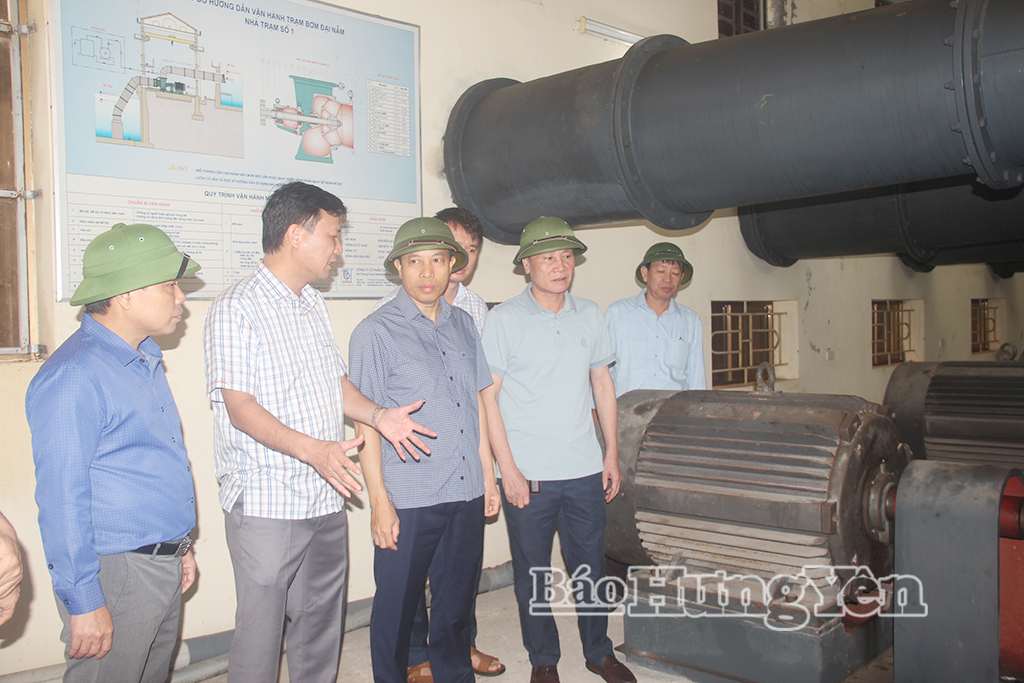 Đồng chí Lại Văn Hoàn, Phó Chủ tịch UBND tỉnh cùng lãnh đạo Sở Nông nghiệp và Môi trường kiểm tra công tác tiêu thoát nước tại Trạm bơm Đại Nẫm, xã Minh Thọ.
