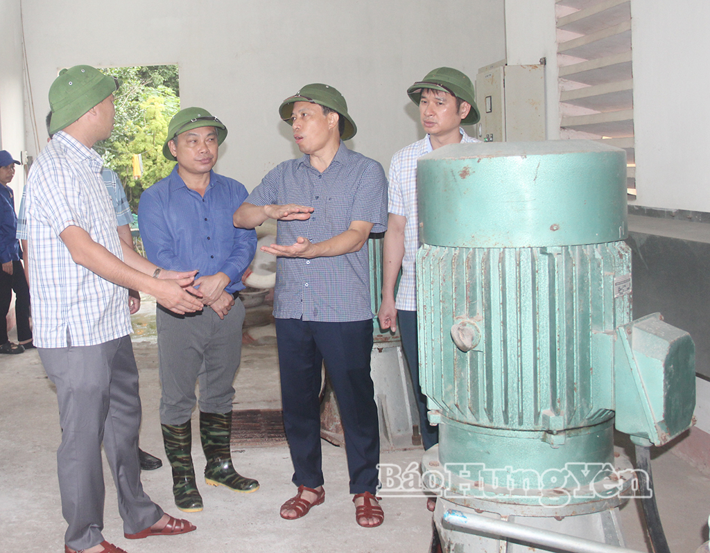 Đồng chí Lại Văn Hoàn, Phó Chủ tịch UBND tỉnh cùng lãnh đạo Sở Nông nghiệp và Môi trường kiểm tra, chỉ đạo công tác tiêu thoát nước tại trạm bơm Hậu Thượng, xã Tiên Hưng.