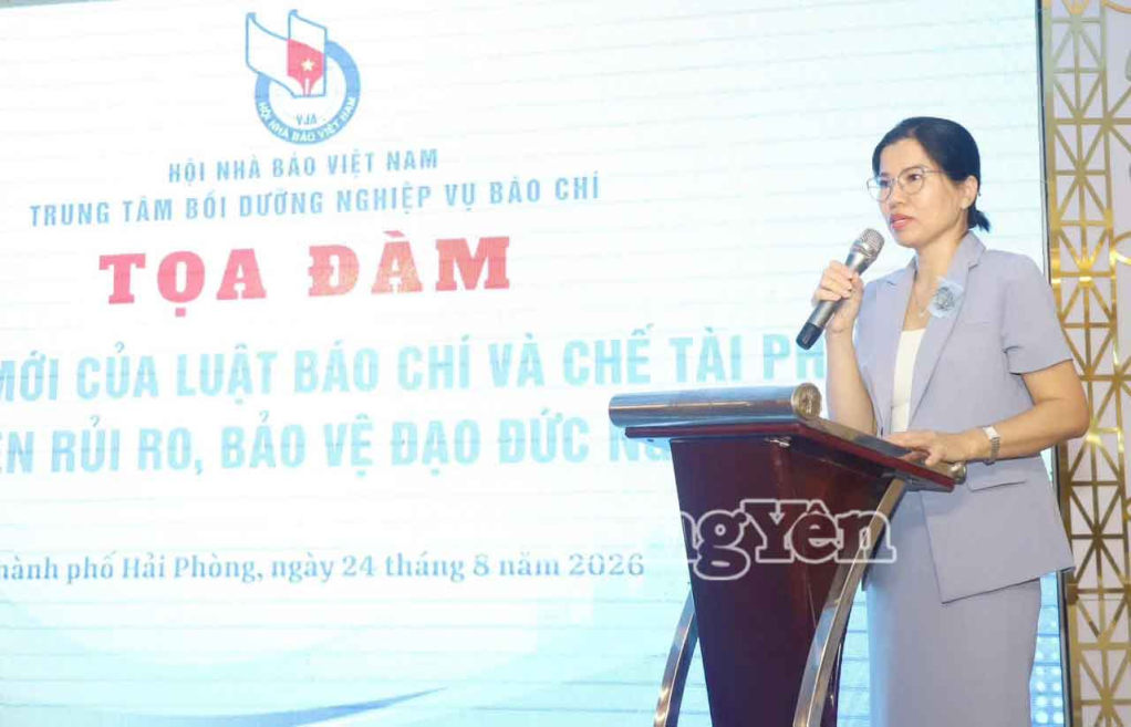 Nhà báo Trần Thị Thoa, Phó Giám đốc Báo và Phát thanh, truyền hình Hưng Yên trình bày tham luận tại tọa đàm.