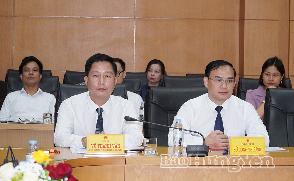 Đồng chí Vũ Thanh Vân, Ủy viên Ban Thường vụ Tỉnh ủy, Giám đốc Sở Công Thương cùng các đại biểu dự tọa đàm.