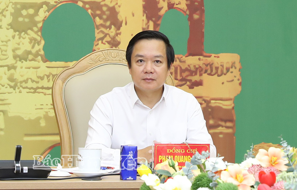 Đồng chí Phạm Quang Ngọc, Ủy viên Ban Chấp hành Trung ương Đảng, Bí thư Tỉnh ủy, Trưởng ban Chỉ đạo tỉnh chủ trì cuộc họp.