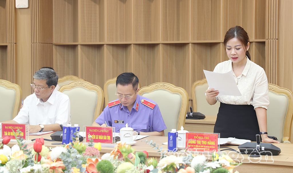 Lãnh đạo Ban Nội chính Tỉnh ủy báo cáo tại cuộc họp.