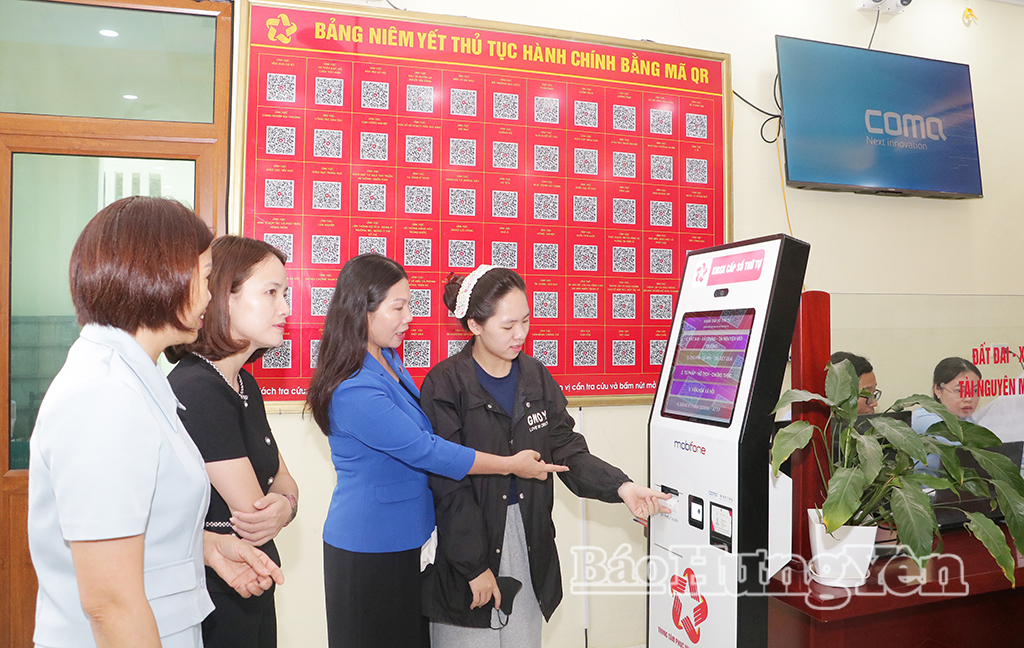 Đồng chí Trần Thị Tuyết Hương, Phó Chủ tịch HĐND tỉnh khảo sát tại Trung tâm Phục vụ hành chính công xã Đoàn Đào.