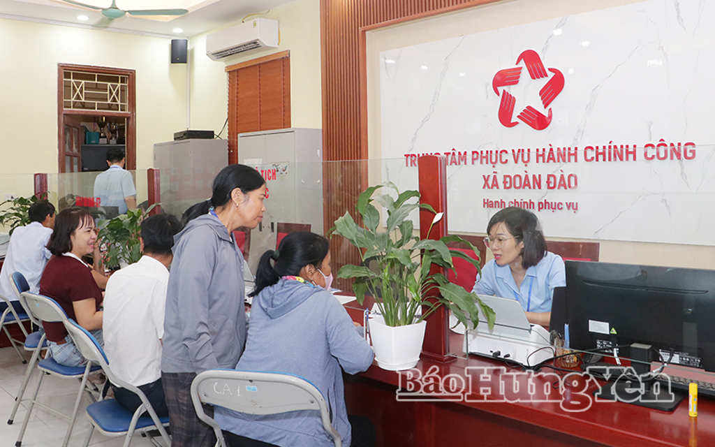 Người dân đến giải quyết các thủ tục hành chính tại Trung tâm Phục vụ hành chính công xã Đoàn Đào.