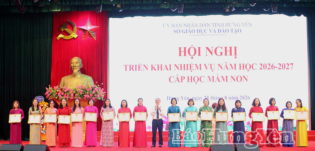 Đồng chí Phạm Đồng Thụy, Ủy viên Ban Thường vụ Tỉnh ủy, Giám đốc Sở Giáo dục và Đào tạo trao thưởng tặng các tập thể, cá nhân.