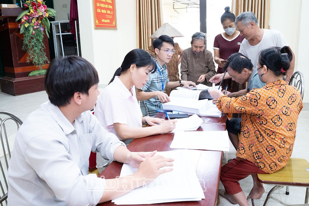 Người dân xã Yên Mỹ nhận tiền bồi thường, bàn giao đất phục vụ dự án phát triển kinh tế - xã hội.