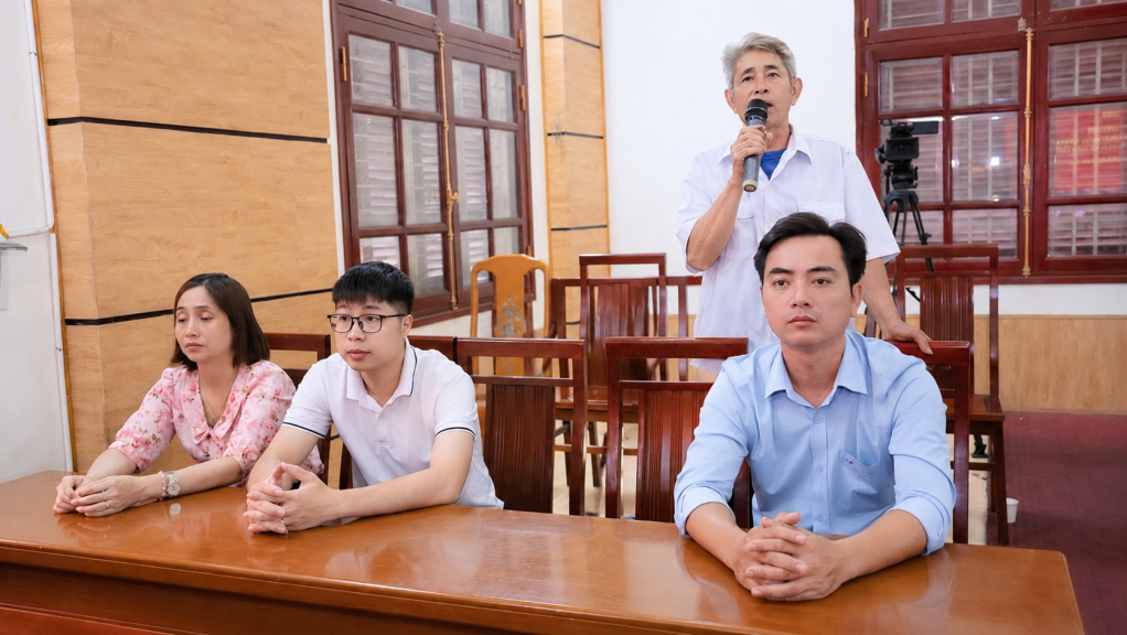 Người dân nêu ý kiến tại hội nghị tiếp xúc, đối thoại với người đứng đầu cấp ủy, chính quyền xã Yên Mỹ.