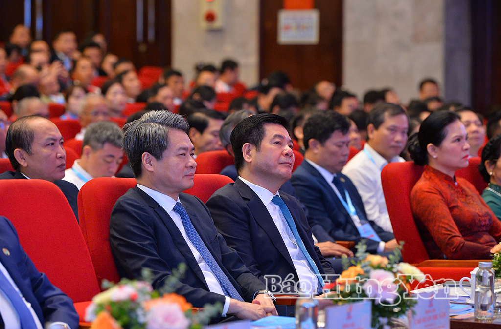 Đồng chí Nguyễn Hồng Diên, Ủy viên Ban Chấp hành Trung ương Đảng, Phó Chủ tịch Quốc hội cùng các đại biểu dự Đại hội.