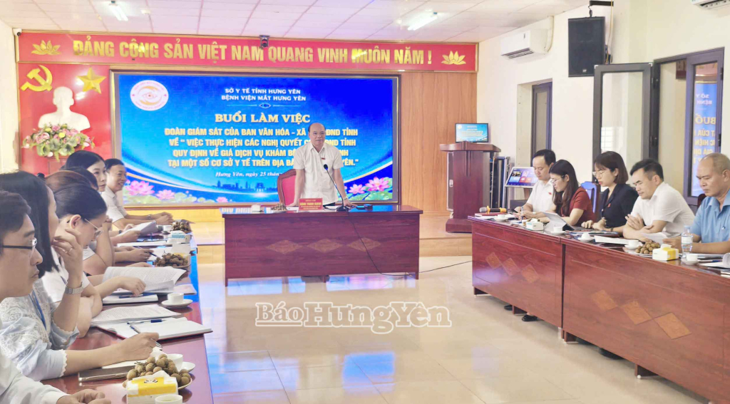 Các đại biểu dự buổi giám sát tại Bệnh viện Mắt Hưng Yên.