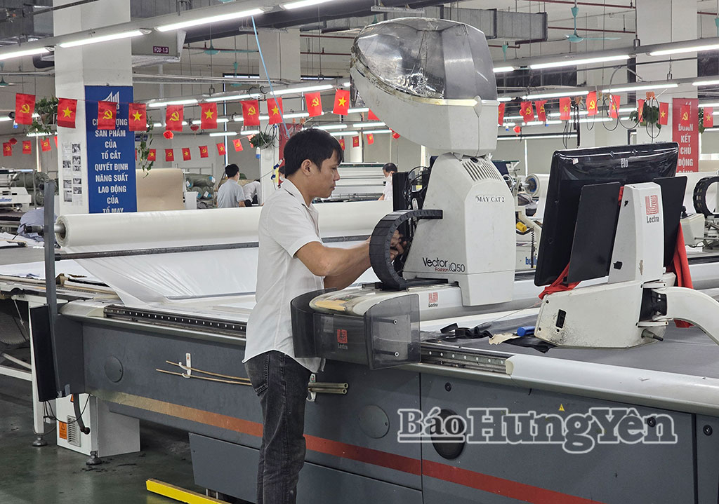  Công nhân Xí nghiệp May Hưng Hà (xã Hưng Hà) thuộc Tổng Công ty May 10 tập trung sản xuất đơn hàng xuất khẩu đi Mỹ.