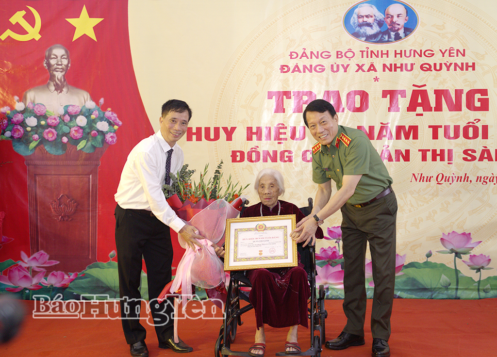 Đại tướng Lương Tam Quang, Ủy viên Bộ Chính trị, Bộ trưởng Bộ Công an trao Huy hiệu 80 năm tuổi Đảng tặng các đảng viên
