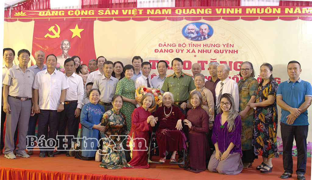 Đại tướng Lương Tam Quang, Ủy viên Bộ Chính trị, Bộ trưởng Bộ Công an và các đại biểu chụp ảnh lưu niệm cùng đảng viên Quản Thị Sành, sinh hoạt tại Chi bộ thôn Tân Quang, Đảng bộ xã Như Quỳnh.