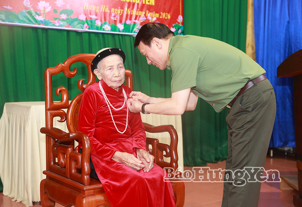 Đại tướng Lương Tam Quang, Ủy viên Bộ Chính trị, Bộ trưởng Bộ Công an trao Huy hiệu 80 năm tuổi Đảng tặng đảng viên Trần Thị Viển, sinh hoạt tại Chi bộ thôn Thanh Tân, Đảng bộ xã Hưng Hà.