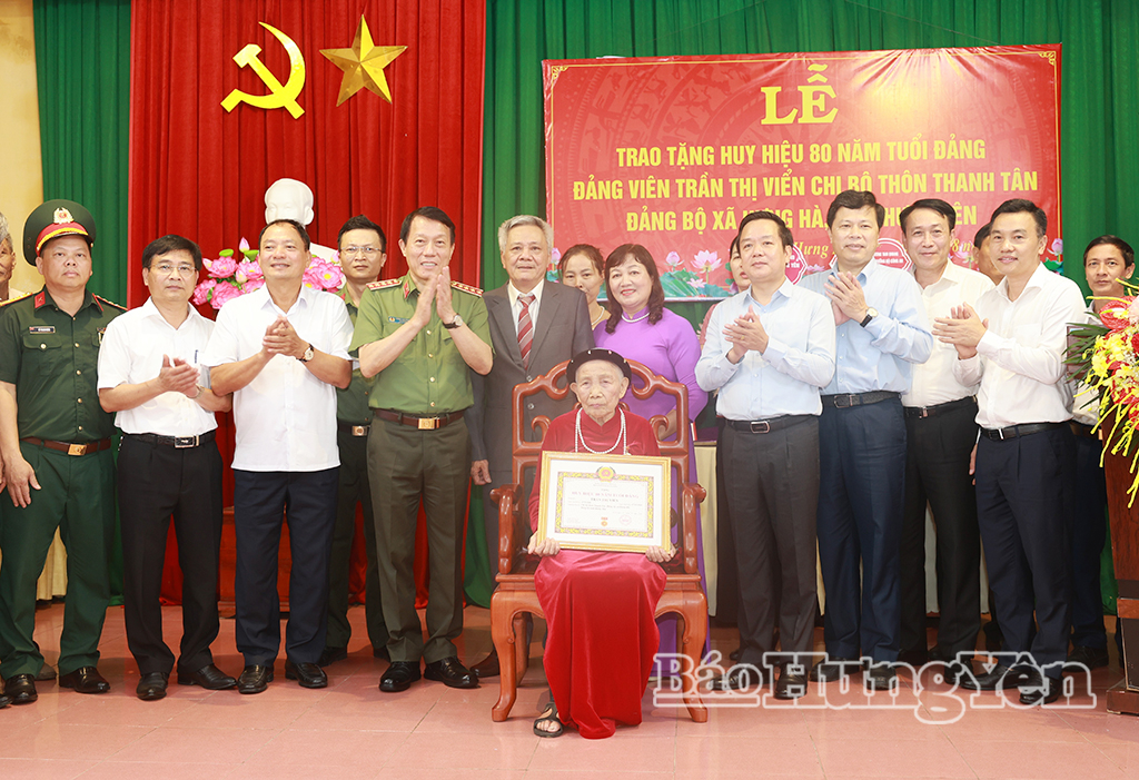 Đại tướng Lương Tam Quang, Ủy viên Bộ Chính trị, Bộ trưởng Bộ Công an và các đại biểu chụp ảnh lưu niệm cùng đảng viên Trần Thị Viển, sinh hoạt tại Chi bộ thôn Thanh Tân, Đảng bộ xã Hưng Hà.