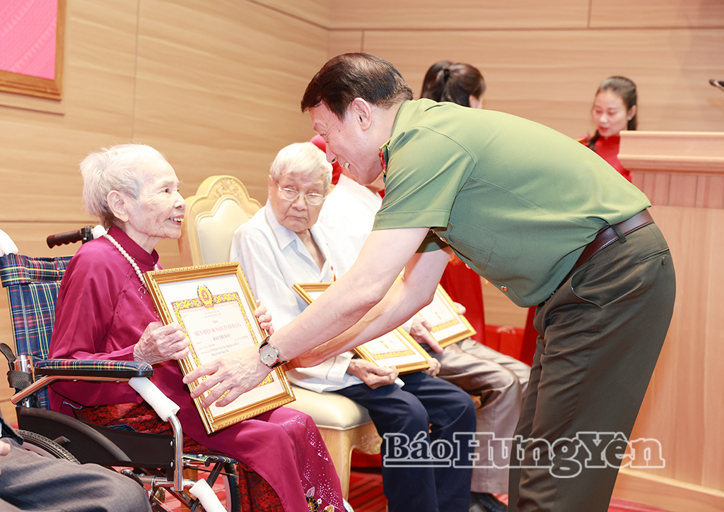 Đại tướng Lương Tam Quang, Ủy viên Bộ Chính trị, Bộ trưởng Bộ Công an trao Huy hiệu 80 năm tuổi Đảng tặng các đảng viên.