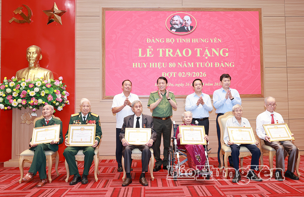 Đại tướng Lương Tam Quang, Ủy viên Bộ Chính trị, Bộ trưởng Bộ Công an và các đồng chí Thường trực Tỉnh ủy chụp ảnh lưu niệm cùng các đảng viên được nhận Huy hiệu 80 năm tuổi Đảng.