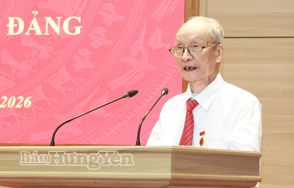 Đảng viên Nguyễn Văn Châu, sinh hoạt tại Chi bộ tổ 9 Bồ Xuyên, đảng bộ phường Thái Bình phát biểu ý kiến tại lễ trao tặng Huy hiệu 80 năm tuổi Đảng.