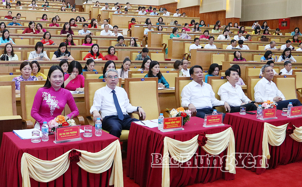 Đồng chí Phạm Đồng Thụy, Ủy viên Ban Thường vụ Tỉnh ủy, Giám đốc Sở Giáo dục và Đào tạo và các đại biểu dự hội nghị