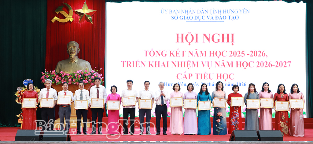 Đồng chí Phạm Đồng Thụy, Ủy viên Ban Thường vụ Tỉnh ủy, Giám đốc Sở Giáo dục và Đào tạo trao thưởng cho các tập thể, cá nhân.