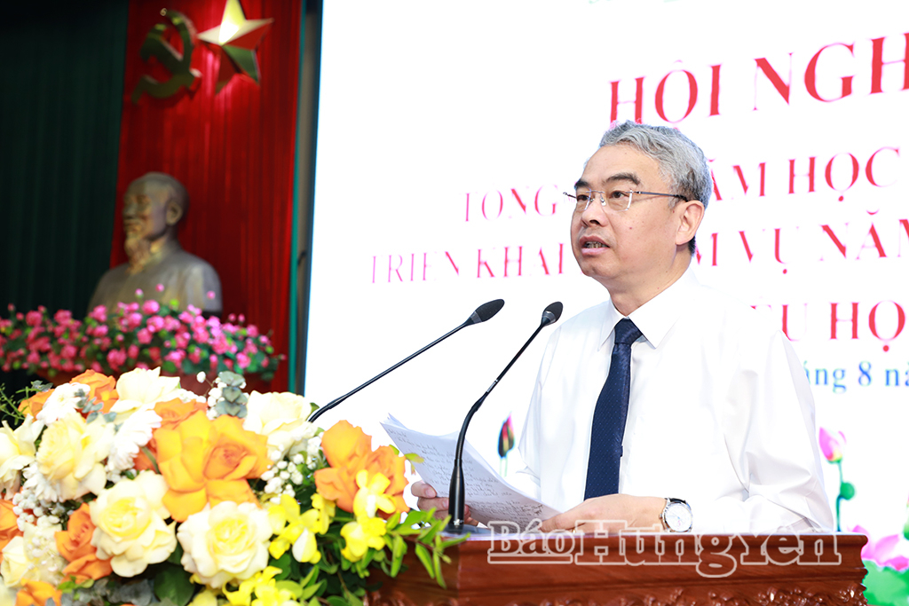 Đồng chí Phạm Đồng Thụy, Ủy viên Ban Thường vụ Tỉnh ủy, Giám đốc Sở Giáo dục và Đào tạo phát biểu tại hội nghị