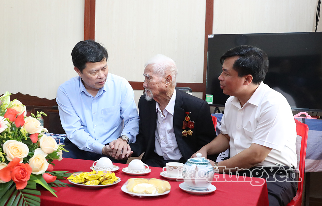 Đồng chí Trần Quốc Toản, Phó Bí thư Thường trực Tỉnh ủy, Chủ tịch Ủy ban MTTQ Việt Nam tỉnh ân cần hỏi thăm sức khỏe đồng chí Nguyễn Văn Giai, xã Nam Tiền Hải.