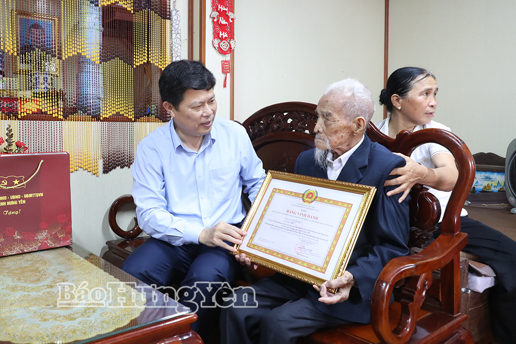 Đồng chí Trần Quốc Toản, Phó Bí thư Thường trực Tỉnh ủy, Chủ tịch Ủy ban MTTQ Việt Nam tỉnh trao Bằng vinh danh người hoạt động cách mạng từ ngày 1/1/1945 đến ngày khởi nghĩa Tháng Tám năm 1945 cho đồng chí Vũ Văn Đệ, xã Nam Tiền Hải.