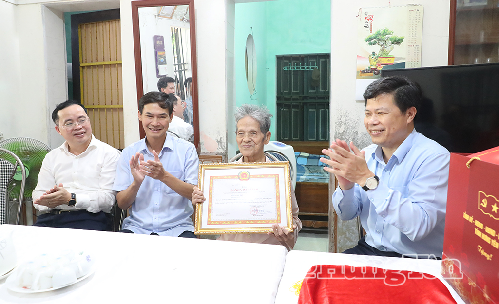 Đồng chí Trần Quốc Toản, Phó Bí thư Thường trực Tỉnh ủy, Chủ tịch Ủy ban MTTQ Việt Nam tỉnh trao Bằng vinh danh người hoạt động cách mạng từ ngày 1/1/1945 đến ngày khởi nghĩa Tháng Tám năm 1945 cho đồng chí Lê Tản, xã Kiến Xương.