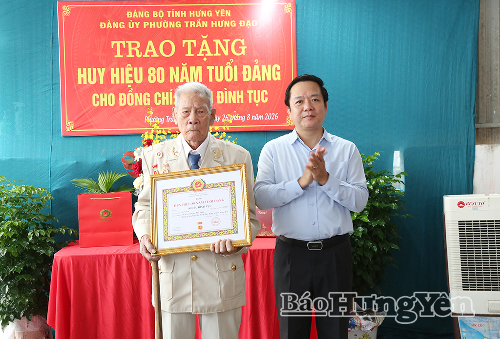 Đồng chí Phạm Quang Ngọc, Ủy viên Ban Chấp hành Trung ương Đảng, Bí thư Tỉnh ủy trao Huy hiệu 80 năm tuổi Đảng tặng đảng viên Khiếu Đình Tục, sinh hoạt tại Chi bộ tổ dân phố Phú Xuân, Đảng bộ phường Trần Hưng Đạo.