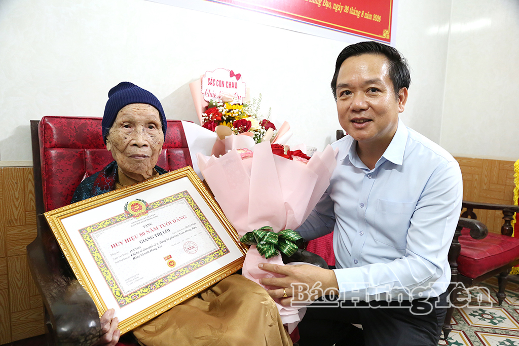 Đồng chí Phạm Quang Ngọc, Ủy viên Ban Chấp hành Trung ương Đảng, Bí thư Tỉnh ủy trao Huy hiệu 80 năm tuổi Đảng tặng đảng viên Giang Thị Lới, sinh hoạt tại Chi bộ tổ dân phố số 6, Đảng bộ phường Trần Hưng Đạo.