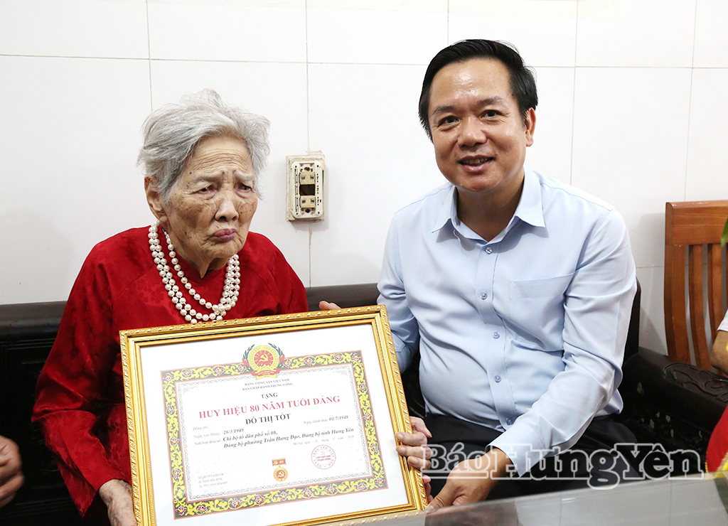 Đồng chí Phạm Quang Ngọc, Ủy viên Ban Chấp hành Trung ương Đảng, Bí thư Tỉnh ủy trao Huy hiệu 80 năm tuổi Đảng tặng đảng viên Đỗ Thị Tốt, sinh hoạt tại Chi bộ tổ dân phố số 8, Đảng bộ phường Trần Hưng Đạo.