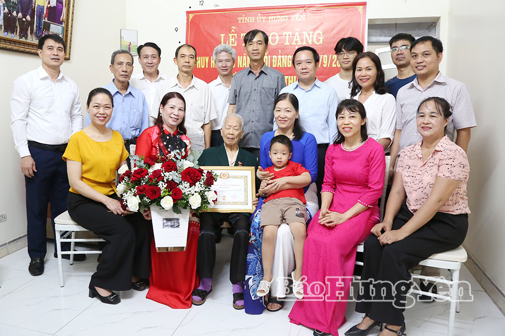 Đồng chí Phạm Quang Ngọc, Ủy viên Ban Chấp hành Trung ương Đảng, Bí thư Tỉnh ủy và các đại biểu chụp ảnh lưu niệm cùng gia đình đảng viên 80 năm tuổi Đảng Bùi Thị Sen, sinh hoạt tại Chi bộ tổ dân phố số 3 Lê Hồng Phong, Đảng bộ phường Thái Bình.