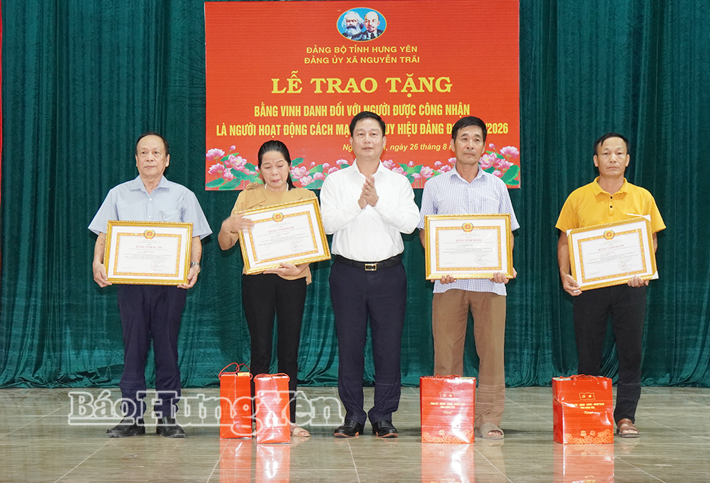 Đồng chí Vũ Thanh Vân, Ủy viên Ban Thường vụ Tỉnh ủy, Giám đốc Sở Công Thương trao Quyết định và Bằng vinh danh cho đại diện gia đình người hoạt động cách mạng tại buổi lễ.