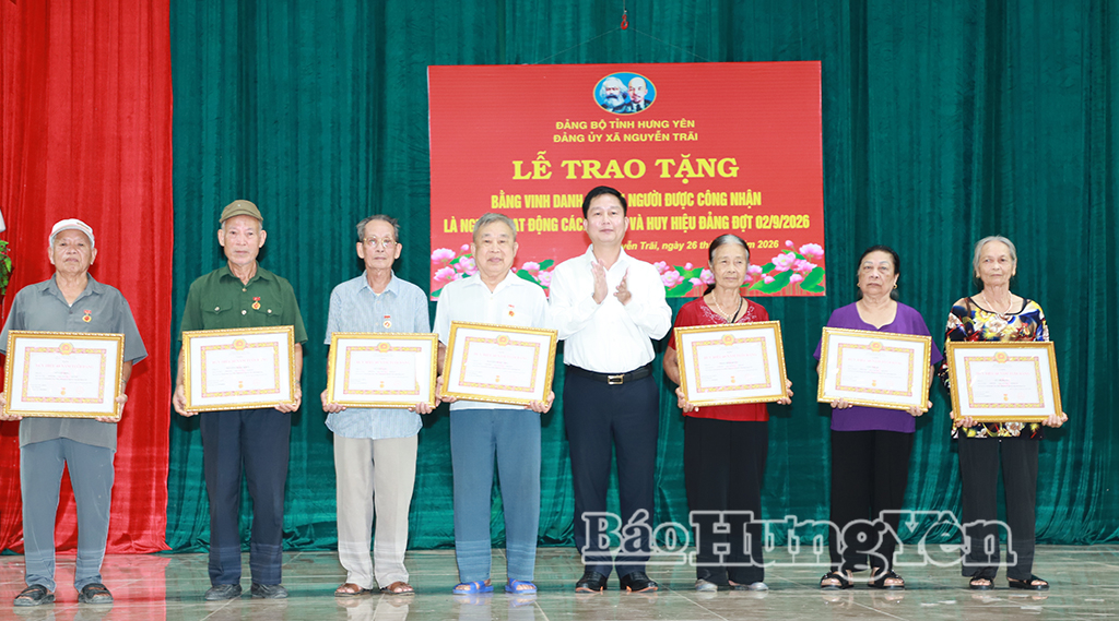 Đồng chí Vũ Thanh Vân, Ủy viên Ban Thường vụ Tỉnh ủy, Giám đốc Sở Công Thương trao Huy hiệu Đảng tặng các đảng viên.