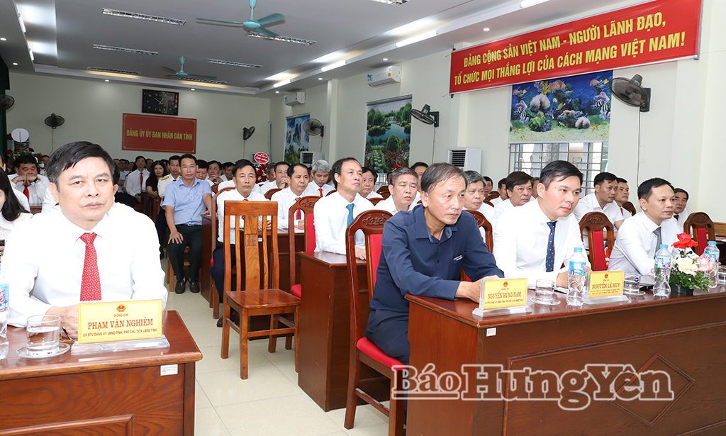 Các đại biểu dự buổi lễ.