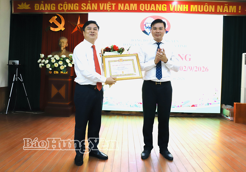 Đồng chí Nguyễn Lê Huy, Ủy viên Ban Thường vụ Tỉnh ủy, Phó Bí thư Thường trực Đảng ủy, Phó Chủ tịch Thường trực UBND tỉnh chúc mừng đồng chí Phạm Văn Nghiêm, Phó Chủ tịch UBND tỉnh nhận Huy hiệu 35 năm tuổi Đảng.