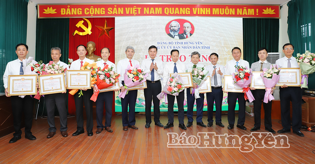 Đồng chí Nguyễn Lê Huy, Ủy viên Ban Thường vụ Tỉnh ủy, Phó Bí thư Thường trực Đảng ủy, Phó Chủ tịch Thường trực UBND tỉnh chúc mừng các đảng viên nhận Huy hiệu 35 năm tuổi Đảng.