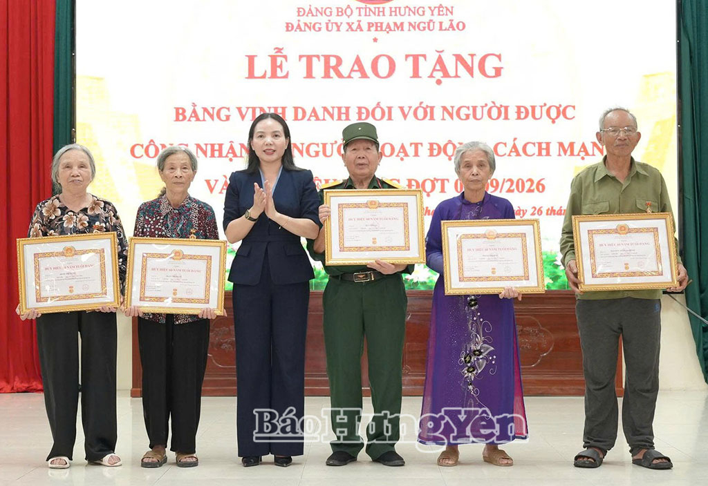 Đồng chí Ngô Thị Kim Hoàn, Ủy viên Ban Thường vụ Tỉnh ủy, Phó Chủ tịch Thường trực Ủy ban MTTQ Việt Nam tỉnh trao Huy hiệu Đảng tặng các đảng viên.
