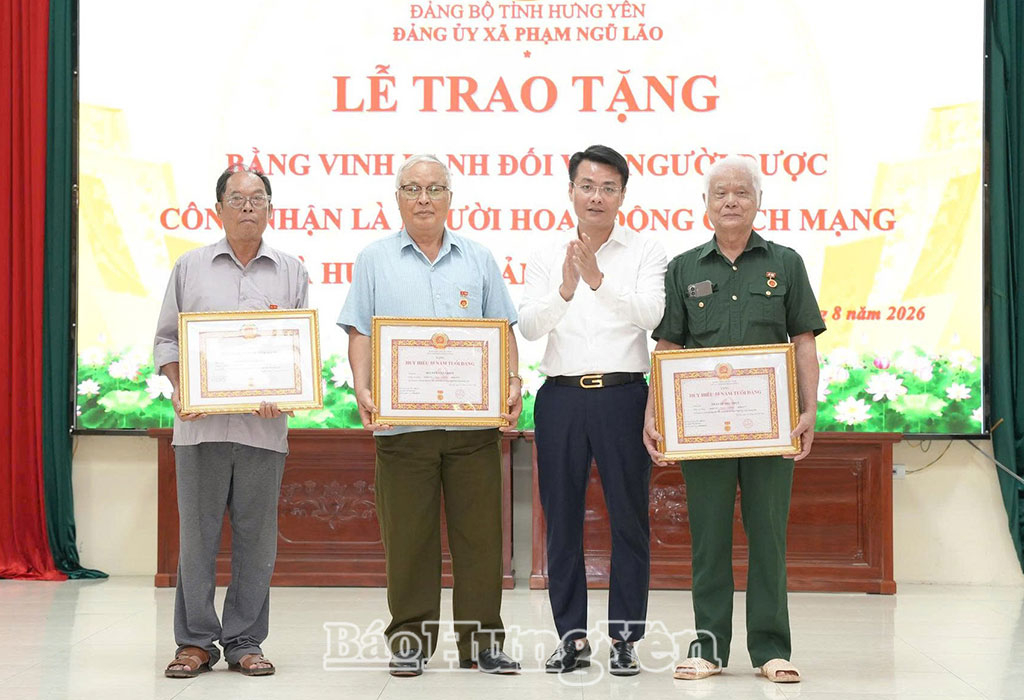 Lãnh đạo Đảng ủy xã Phạm Ngũ Lão trao Huy hiệu Đảng tặng các đảng viên.