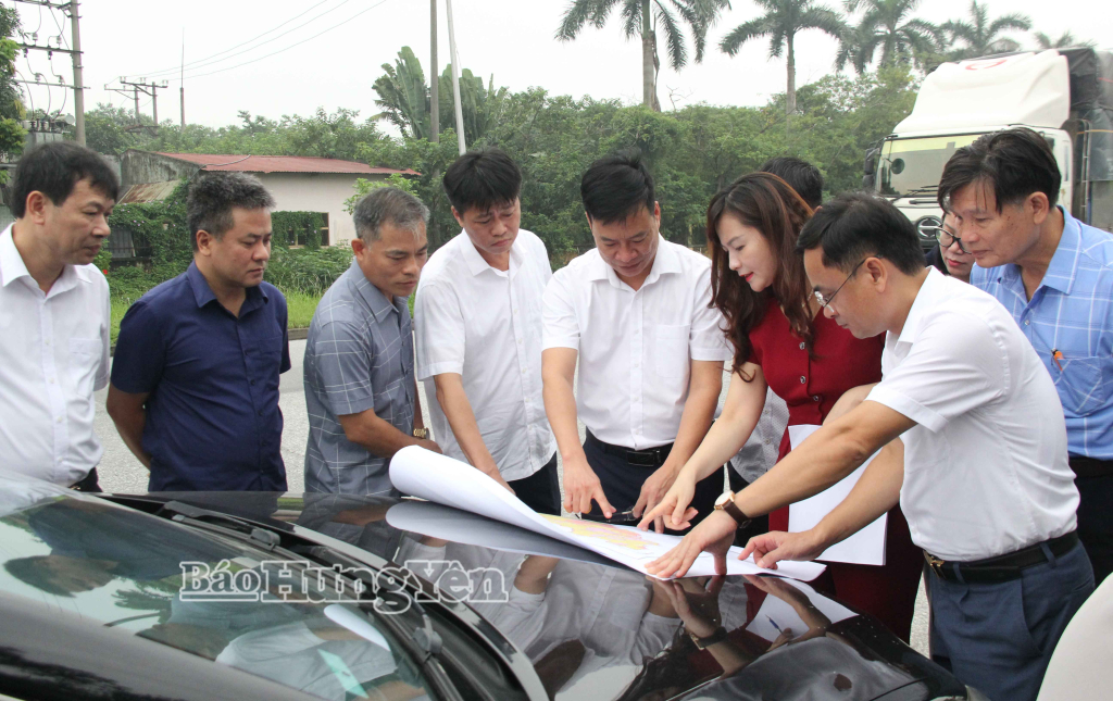 Đoàn công tác liên ngành số 1 của Trung ương và đại diện một số sở, ngành tỉnh khảo sát thực tế tại xã Lạc Đạo.