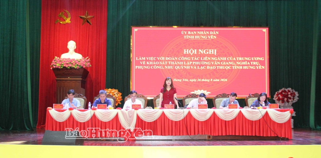 Đại diện Bộ Nội vụ phát biểu tại buổi làm việc với các xã Văn Giang, Nghĩa Trụ, Phụng Công, Như Quỳnh và Lạc Đạo.