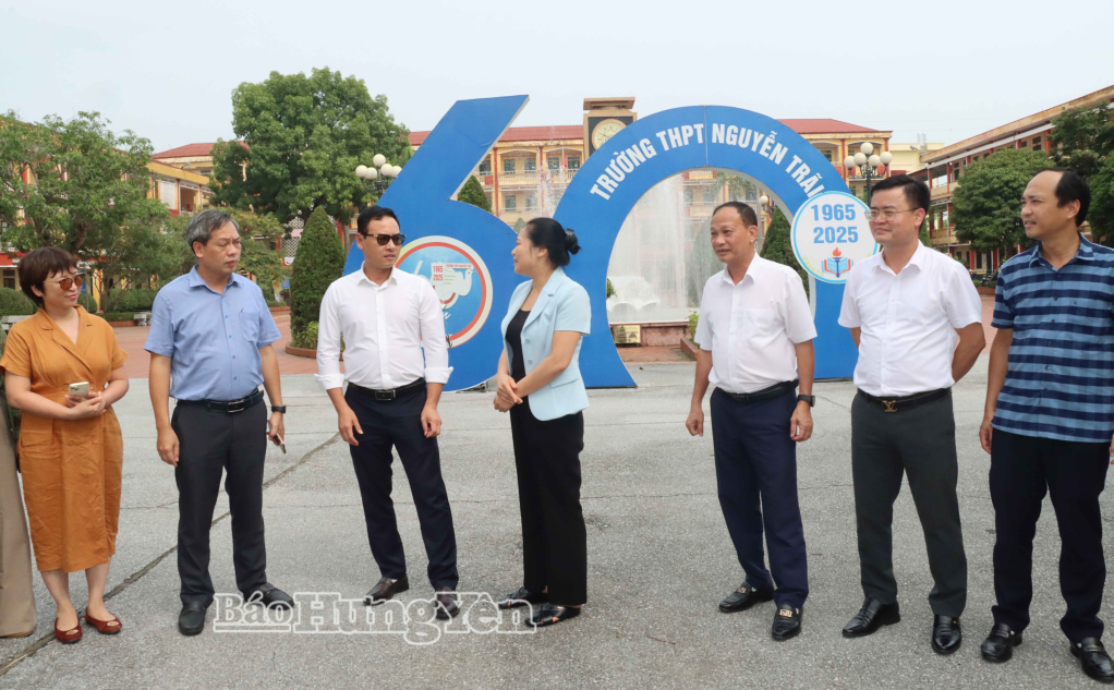 Đoàn khảo sát thực tế tại Trường THPT Nguyễn Trãi (xã Vũ Thư).