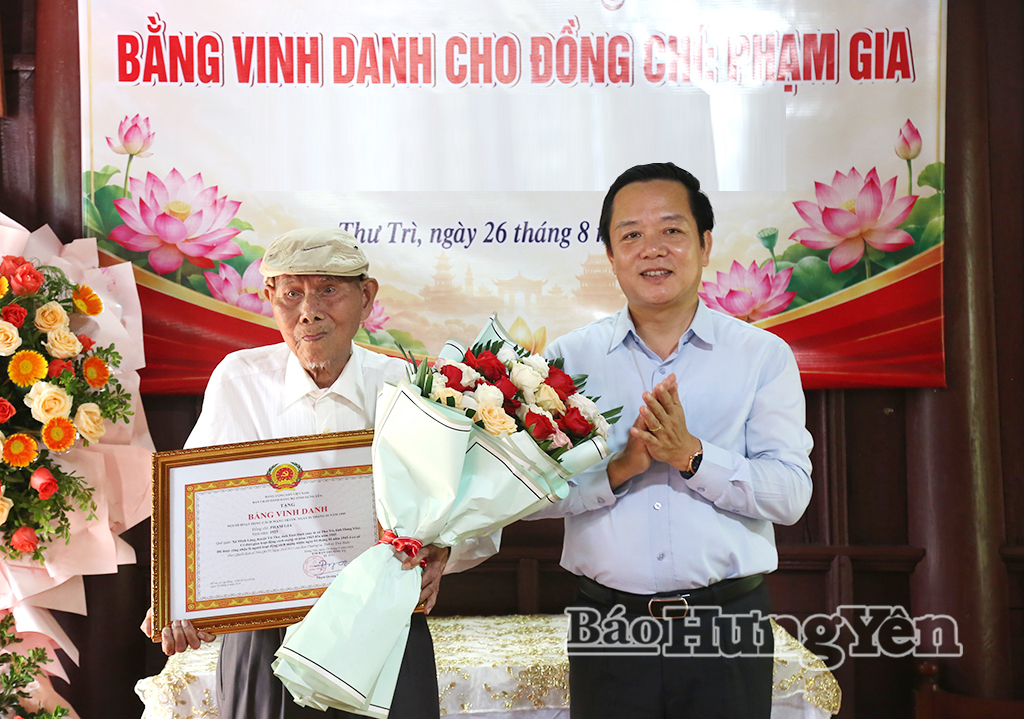 Đồng chí Phạm Quang Ngọc, Ủy viên Ban Chấp hành Trung ương Đảng, Bí thư Tỉnh ủy trao Huy hiệu Đảng tặng các đảng viên cao tuổi Đảng