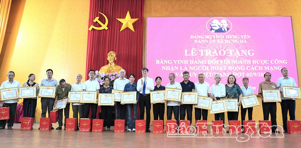 Đồng chí Nguyễn Văn Chiến, Ủy viên Ban Thường vụ Tỉnh ủy, Trưởng Ban Tuyên giáo và Dân vận Tỉnh ủy trao Bằng vinh danh và quà của tỉnh cho thân nhân người được công nhận là người hoạt động cách mạng.