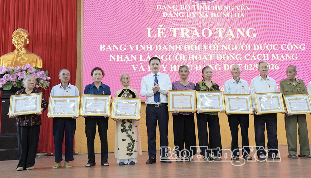 Lãnh đạo xã Hưng Hà trao Huy hiệu Đảng tặng đảng viên 60, 65 năm tuổi Đảng.