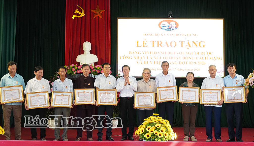 Lãnh đạo xã Nam Đông Hưng trao Huy hiệu Đảng tặng đảng viên cao tuổi Đảng. Ảnh: Nguyễn Thắm