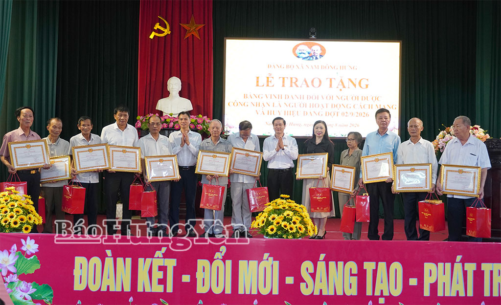 Lãnh đạo xã Nam Đông Hưng trao Bằng vinh danh và quà của tỉnh tặng thân nhân người hoạt động cách mạng trước ngày 1/1/1945 và người hoạt động cách mạng từ ngày 1/1/1945 đến ngày khởi nghĩa Tháng Tám năm 1945. (Nguyễn Thắm)